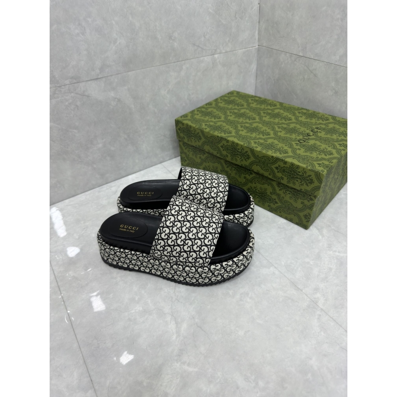 G*u*i slippers